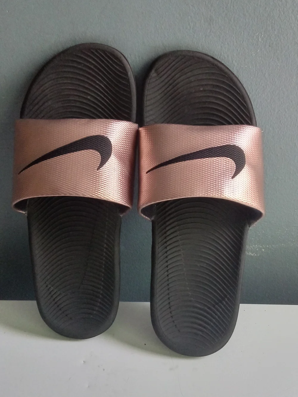Nike Kawa Slides Rose Gold Black Metallic Athletic Sandals Swoosh Logo
